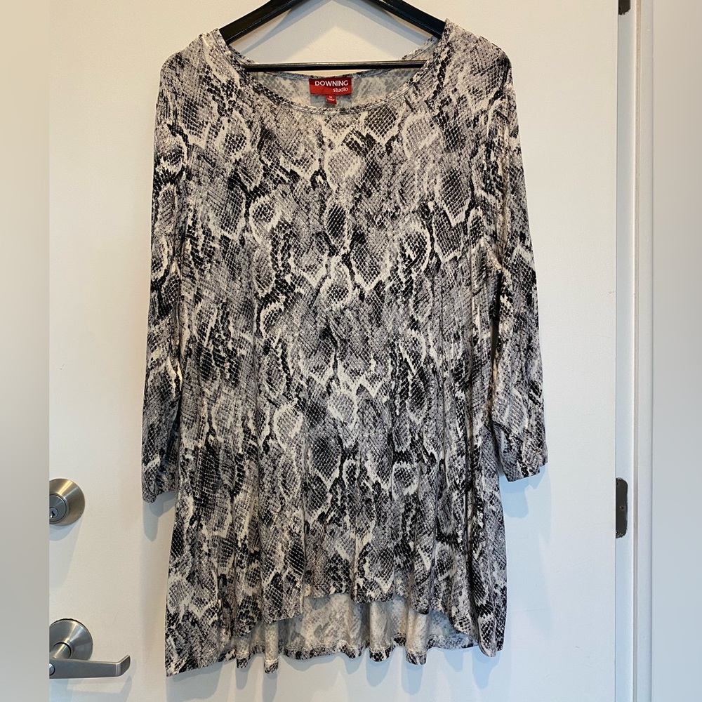 New Downing studio black and white snake print plus size tunic top 1X